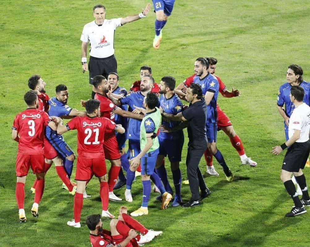 بازیکنان استقلال و پرسپولیس تهران در حال کتککاری - ۱۸ اردیبهشت ۱۴۰۰