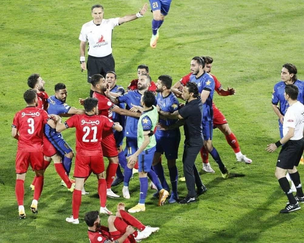 بازیکنان استقلال و پرسپولیس تهران در حال کتک‌کاری - ۱۸ اردیبهشت ۱۴۰۰