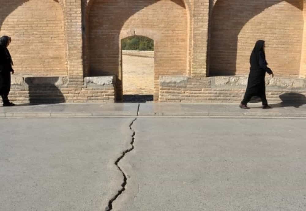 در ایران فرونشست زمین و ریزگردها میراث فرهنگی را در معرض تخریب قرار دادهاند.