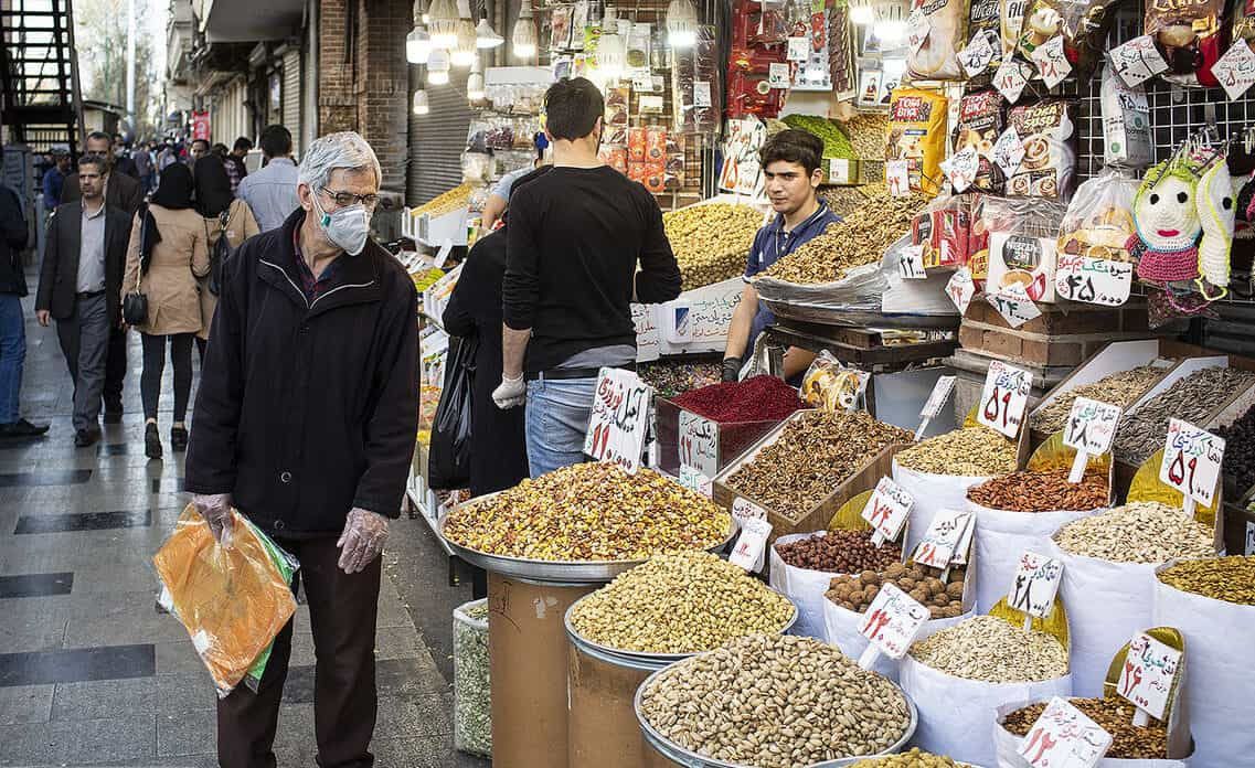 یک مغازه خشکبار. رهگذران از جلوی آن رد می‌شوند.