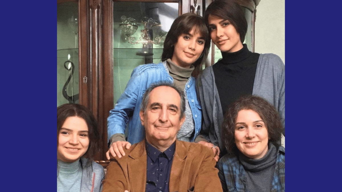 عکسی از فیلم کاناپه چهار بازیگر زن با کلاه گیس و یک بازیگر مرد