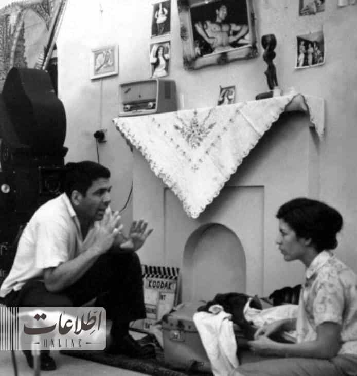 تصویری از پشت صحنه فیلمبرداری «خشت و آینه» که در آن ابراهیم گلستان و تاجی احمدی دیده میشوند. عکس از روزنامه اطلاعات