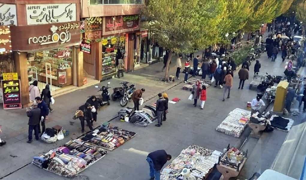 عکس از سایت "عصر ایران" − در کنار آن در گزارشی درباره دستفروشی و فشار کمرشکن گرانی نوشته شده: هم خستهایم، هم بریدهایم