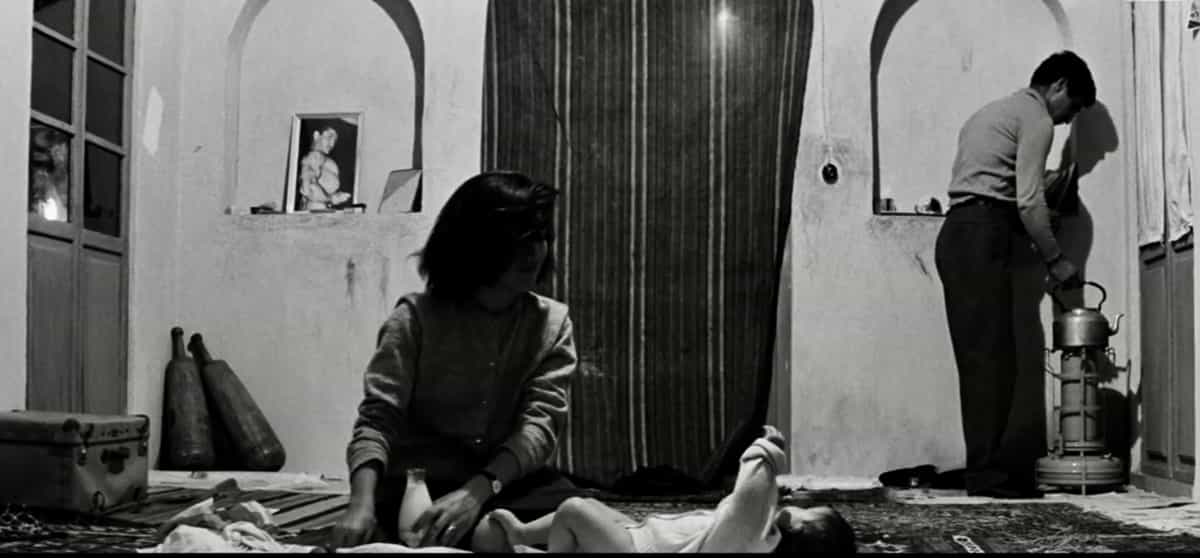صحنهای از نسخه بازسازیشده فیلم خشت و آیینه، ساخته ابراهیم گلستان - در این صحنه مرد، زن و کودک در یک قاب دیده میشوند.