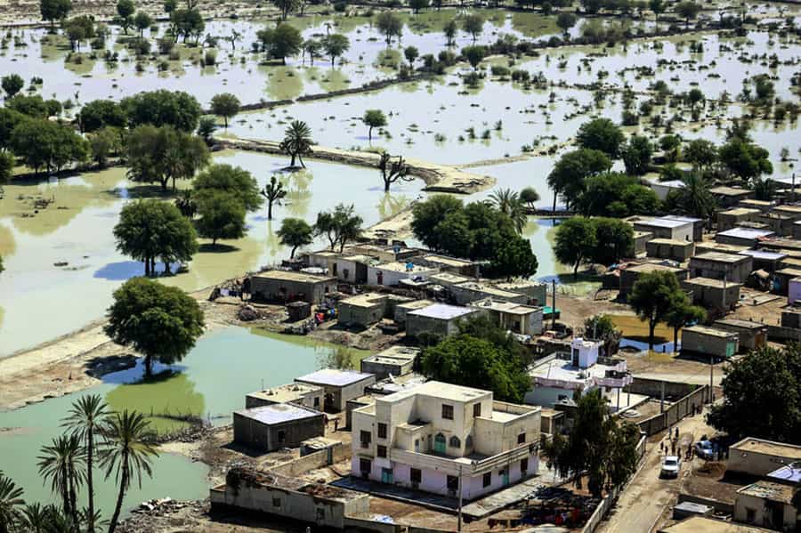 تصویری هوایی از مناطق سیلزده جنوب ایران ـ همه مزارع اطراف یک دهکده را آب گرفته است.