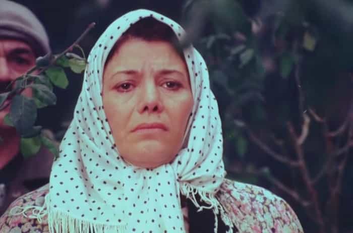 فخری خوروش در صحنهای از فیلم تاراج به کارگردانی ایرج قادری، ۱۳۶۲