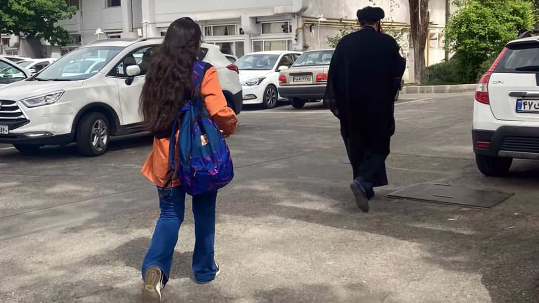 تقابل: بیحجاب در پی آخوند