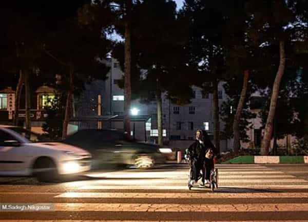 محمدصادق نیک‌گستر، عکاس خبرگزاری فارس، روایتی تصویری از زندگی فاطمه نیک‌گستر عرضه کرده است. او در شرح حال فاطمه، متولد ۱۳۷۶، ساکن کرج، چنین نوشته شده: «او از بدو تولد با نقص عضو در ناحیه دست و پا به دنیا آمد. قدرت و توانایی او در برخورد با مشکلات پیش‌رو از همان کودکی باعث شد در مدرسه عادی در کنار دیگر دانش ‌آموزان تحصیل کند و اکنون دانشجوی کارشناسی ارشد رشته روان‌شناسی است.»