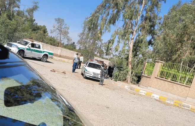 مأموران امنیتی جمهوری اسلامی جمعه ۴ خرداد ۱۴۰۳درهای گورستان خاوران را به روی خانواده‌های زندانیان سیاسی اعدام‌شده در دهه ۶۰ بستند ـ عکس از شبکه‌های اجتماعی