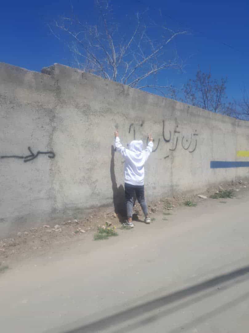 دالیا اندام در حال شعار نویسی