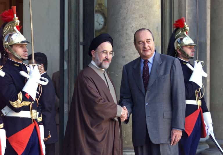 ژاک شیراک، رئیس‌جمهور فرانسه (راست) در ۲۷ اکتبر ۱۹۹۹ در پله‌های الیزه در پاریس از همتای ایرانی خود، محمد خاتمی، به عنوان بخشی از سفر رسمی سه روزه او به فرانسه، استقبال کرد.