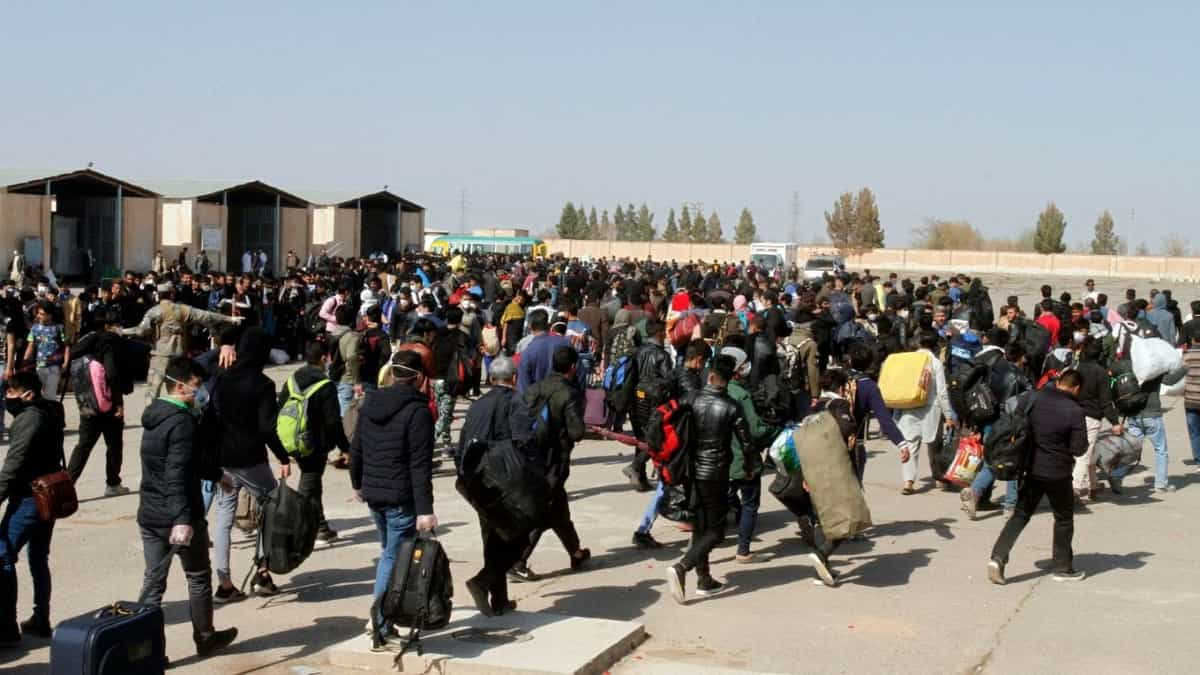 جمعی از افغانستانی ها درحال هروج از ایران