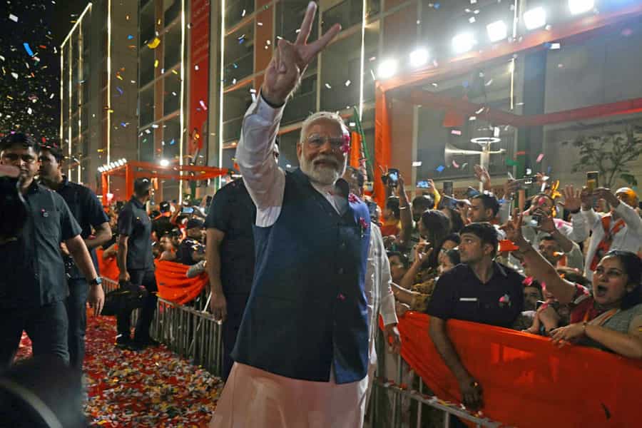 نارندرا مودی نخست‌وزیر هند، به علامت پیروزی دو انگشت خود را بلند کرده و طرفدارانش برای او دست می‌زنند.