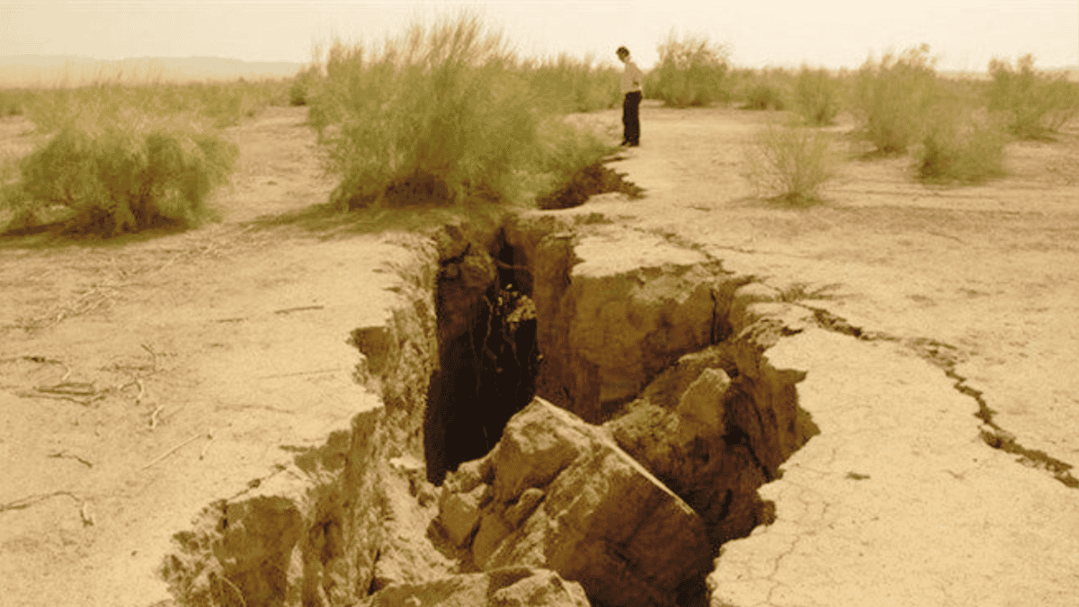 تصویری از خاک فرونشسته و فرسوده شده و یک مرد در پس زمینه