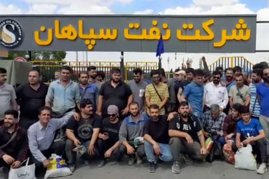 کارگران پیمانکاری پروژه نفت سپاهان اصفهان در مقابل درب ورودی این کارخانه ایستادهاند.
