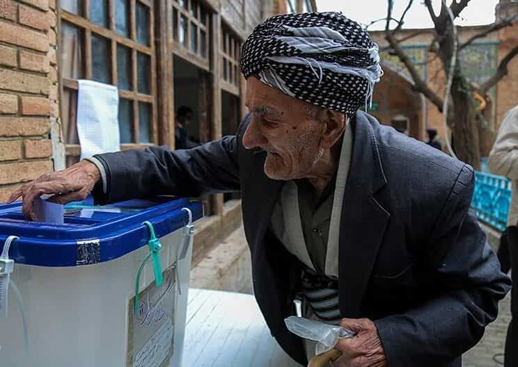 پیرمرد کردی در حال رای دادن