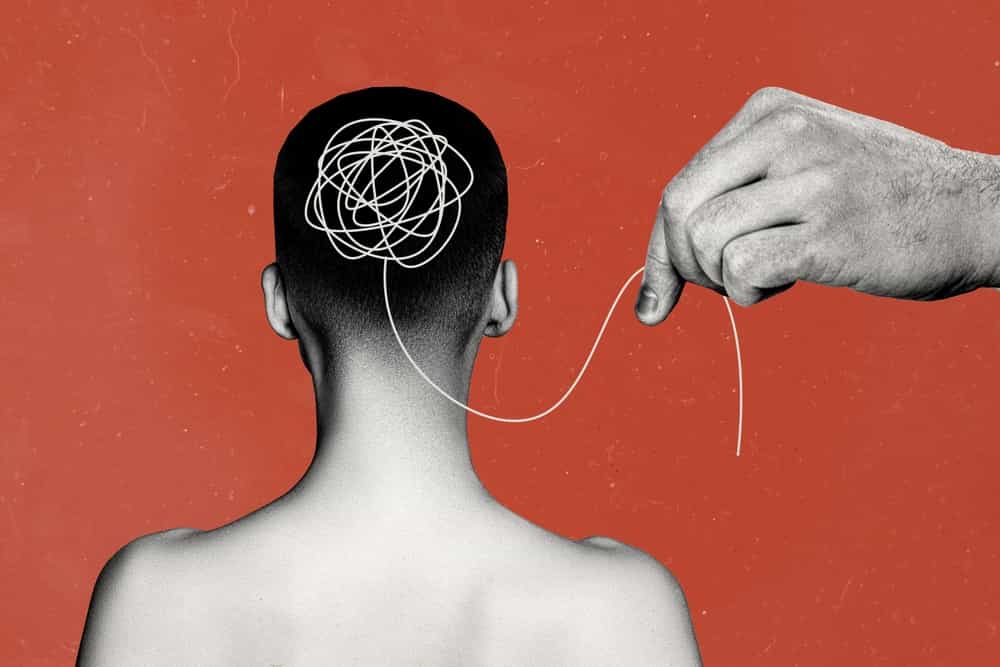 فردی در زمینه قرمز پشت به تصویر دیده می‌شوپ. روی سرش یک کلاف نخ قراردارد. یک دست مردانه در حال کشیدن نخ این کلاف است