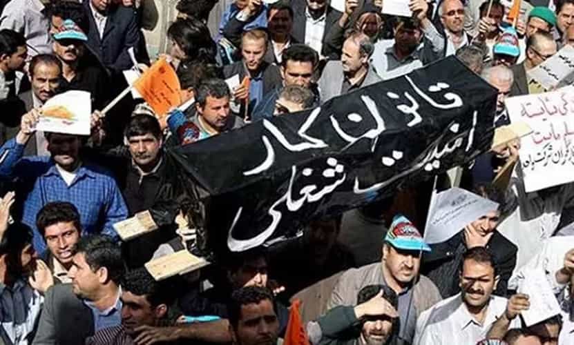 کارگران به صورت نمادین تابوت قانون کار را تشییع میکنند. اردیبهشت ۱۳۸۶