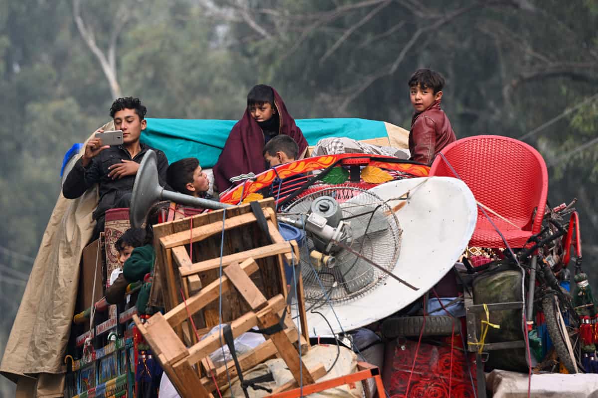 ۲۳ نوامبر ۲۰۲۳: پناهجویان افغانستانی که از پاکستان اخراج شده بودند در حال بازگشت به کشورشان (عکس: خبرگزاری فرانسه)