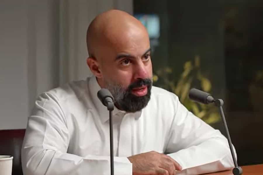 عبدالعزیز المزینی، تهیهکننده تلویزیونی سعودی در حال صحبت پشت دو میکروفون