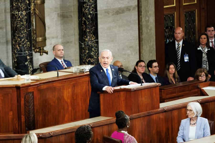 نمایی دور از تریبون کنگره آمریکا که در آن بنیامین نتانیاهو، نخست‌وزیر اسرائیل در حال سخنرانی است.