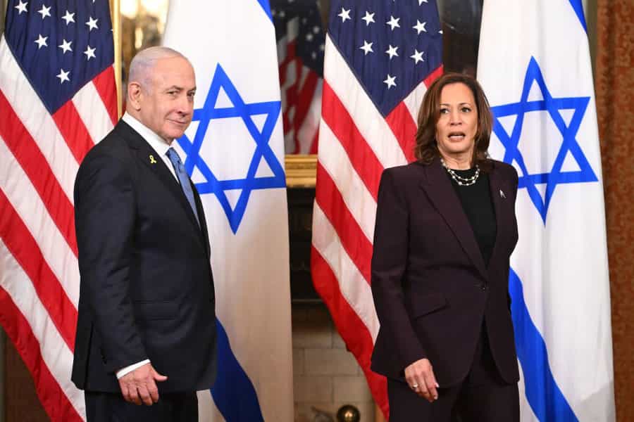 کامالا هریس و بنیامین نتانیاهو در حال ورود به سالن هستند. پشت سر آن‌ها پرچم‌های ایالات متحده آمریکا و اسرائیل دیده می‌شود.