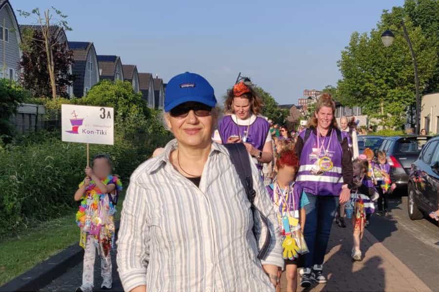 تصویری از پروین شهبازی و چندین زن و کودک هلندی در حال راهپیمایی