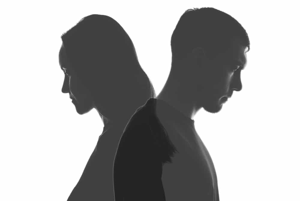 در پسزمینه روشن و سفید سایه یک زن و یک مرد جوان دیده میشود که پشت به هم ایستادهاند