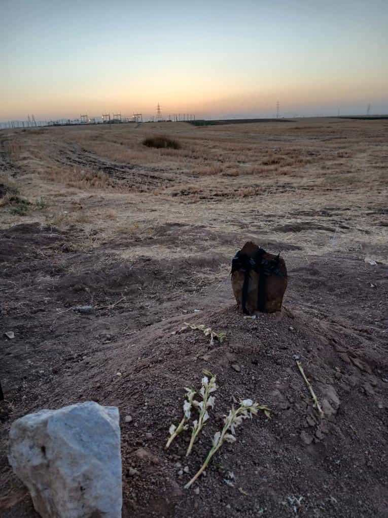 تصویری که امید برین از قبر فرید صادقی منتشر کرد و در پس‌زمینه نیروگاه برق گنجی دیده می‌شود. مکانی که گفته می‌شود فرید چند ساعت پیش از مرگ، آزار و تجاوز جنسی تحمل کرد.