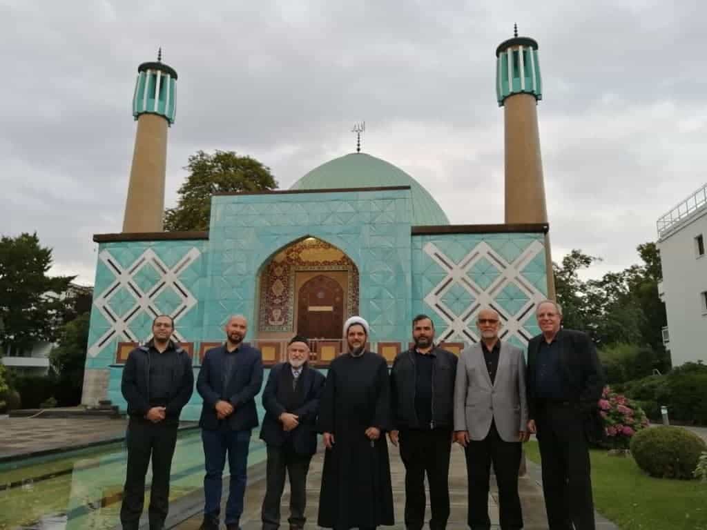 محمد هادی مفتح و چند نفر دیگر در برابر ساختمان مسجد آبی در هامبورگ