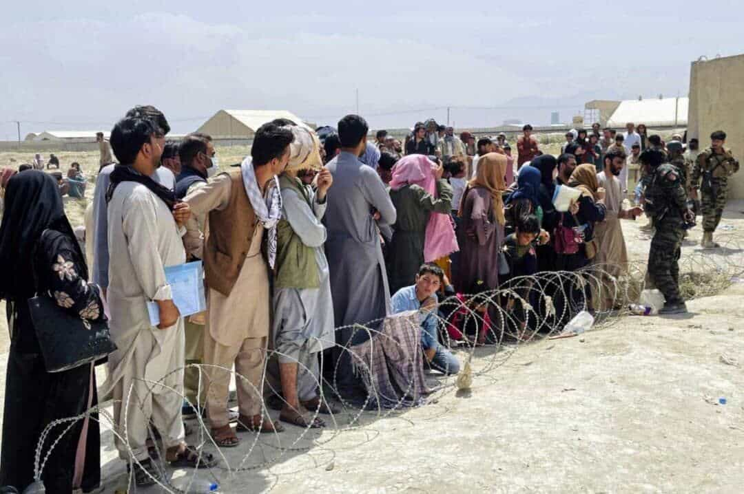 نمایی از ده ها مهاجر افغانی در مرز ایران