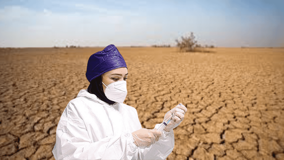 یک پرستار زن در پس زمینه بیابانی خشک و آسمانی در افق.