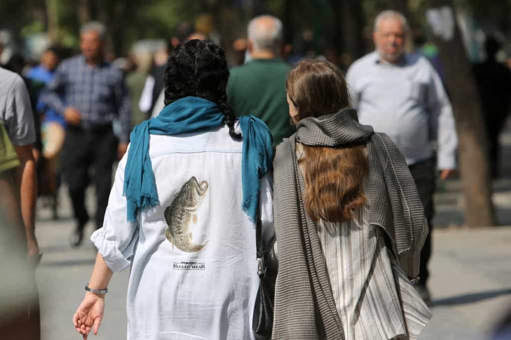 تصویر تزئینی خبرگزاری فرانسه از دو زن رها از حجاب اجباری در خیابانهای ایران