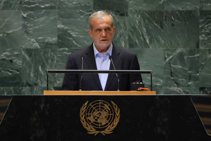 مسعود پزشکیان، رئیس جمهوری ایران در حال سخنرانی در هفتادونهمین اجلاس مجمع عمومی سازمان ملل متحد در نیویورک