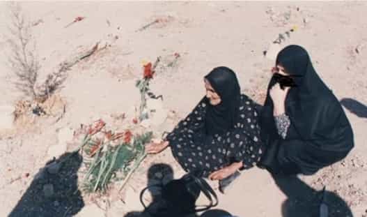 مادران عزادار در گورستان خاوران، جایی که گروهی از اعدامشدگان سال ۱۳۶۷ در آن بینام و نشان دفن شدهاند
