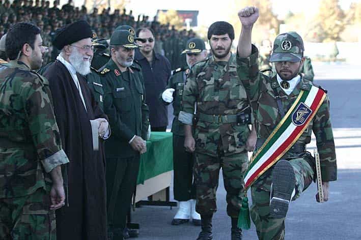 خامنهای در بازدید از یک پایگاه نظامی (فروردین ۱۳۹۴)