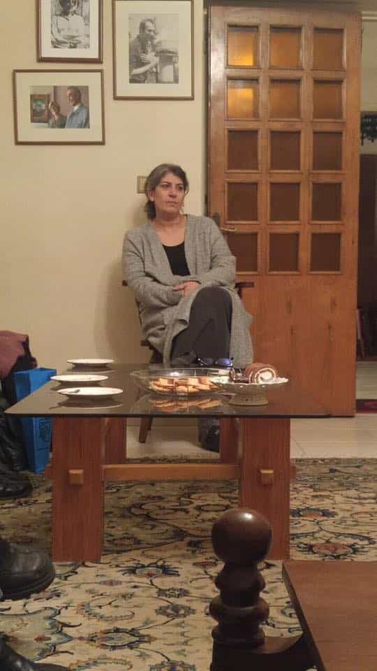 عکس از صفخ فیسبوک پروانه و داریوش فروهر. در شرح عکس آمده: «پرستو فروهر در خانه پدر و مادرش، چند روز پيش از سالگرد فروهرها و زير تهديد احضار به اوين!» (۲۷ آبان)