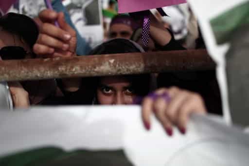 صحنهای از یک گردهمایی انتخاباتی هواداران حسن روحانی در اهواز در تاریخ ۲۶ اردیبشهت ۱۳۹۶ (عکس از خبرگزاری فرانسه)