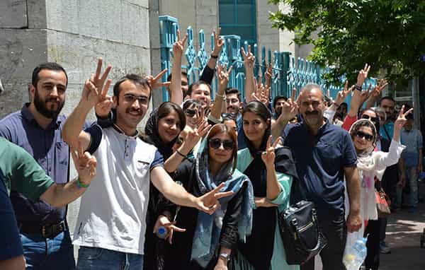 نمایی از مردمی که میدانند برای چه در انتخابات شرکت میکنند، با وجود محدودیتهای آن