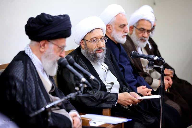 خامنه‌ای دستگاه قضایی جمهوری اسلامی را «نجات‌بخش، امیدبخش و آرامش‌بخش» توصیف کرد و در تعریف و تمجید از شیخ صادق لاریجانی، رئیس قوه قضائیه، سنگ تمام گذاشت.
