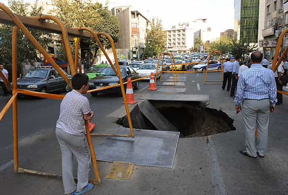 خیابان دکتر فاطمی با چالهای دهانگشوده در آن (مرداد ۱۳۸۹)، عکس از آرش خاموشی / ایسنا