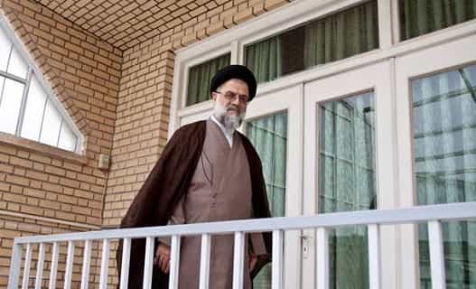 سیدحسین موسوی تبریزی. او در همسایگی خمینی در جماران زندگی میکرد