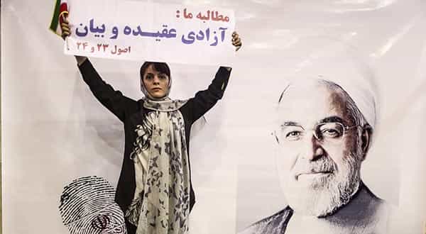 حسن روحانی در دوره مبارزات انتخاباتی تلاش کرد با دادن وعده رفع تبعیض رأی سنیان را به دست آورد. عکس صحنهای است از گردهماییای با عنوان "اهل سنت تهران حامی روحانی" در روز ۲۴ اردیبهشت ۱۳۹۶. (دو عکس دیگر این صفحه هم مربوط به این گردهماییاند.) گردهمایی سنیان در تهران فقط به صورت ابراز پشتیبانی از یک مهره و جناح حکومتی مجاز است. اگر بخواهند در پایتخت مسجد علنی خودشان را داشته باشند و در آن گرد آیند، با ممنوعیت حکومت مواجه میشوند.