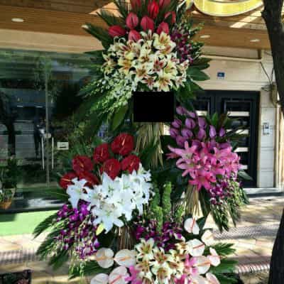 از سایت یک بنگاه متخصص: تاج گل ۴ طبقهای با گلهای ارکیده, آنتوریوم مینیاتوری، لیلیوم و گلایل. قیمت روز ۲ میلیون تومان