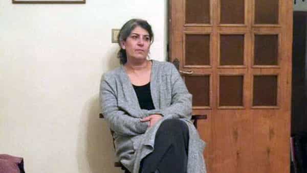 پرستو فروهر در خانه والدینش، جایی که آنان را کشتند (آبان ۱۳۹۵)