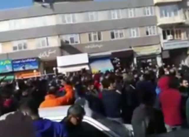 صحنهای از تظاهرات امروز در کرمانشاه. مردم شعار میدادند: یا مرگ، یا آزادی!