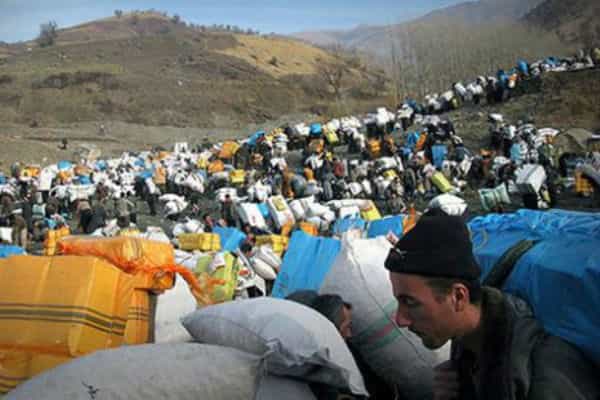 گروهی از کولبران در مرز ایران با کردستان عراق (عکس: آرشیو)