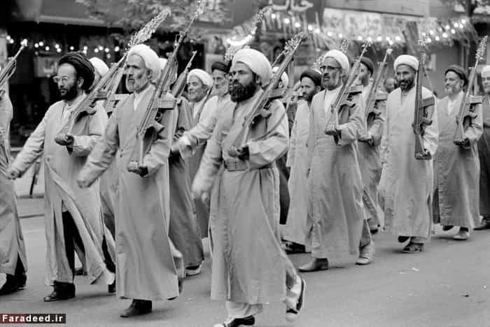 آخوندها در برابر سفارت رژه میروند