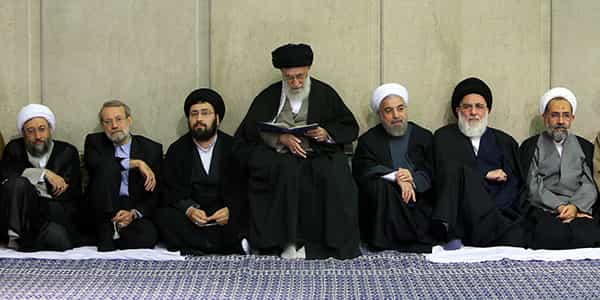 جمعی از شخصیتها نظام. رهبر باید همواره با حای مرتفعترش مشخص میشود