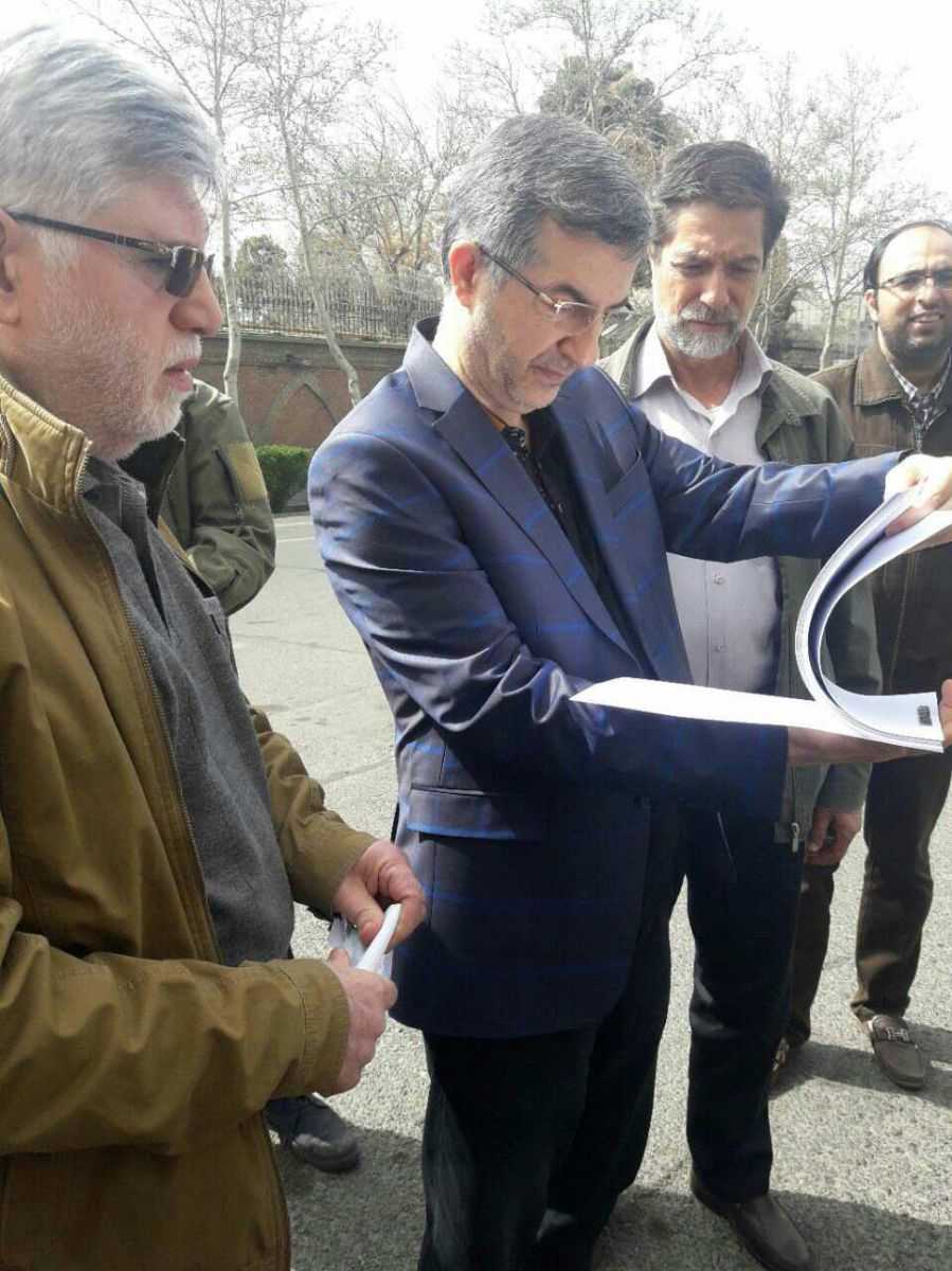 اسفندیار رحیم مشایی و یارانش در برابر سفارت بریتانیا در حالی که حکم محکومیت حمید بقایی را پیش از آتش زدن آن ورق میزند.